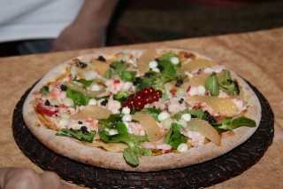 La pizza grâce à laquelle David Oddou est devenu double champion de France : une pizza à base de crème de langoustines au sancerre, de médaillons de Saint-Jacques, de homard, de suprêmes de pamplemousse, de caviar et de mozzarella.