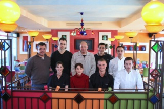 Armand Bonnemort, à gauche, a participé à la formation du personnel du nouveau restaurant du groupe.