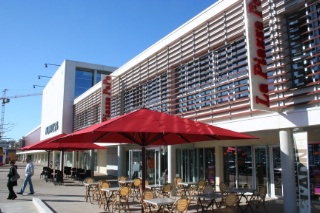 Près de la nouvelle piscine de Nîmes, le restaurant possède une vaste terrasse de 100 couverts.