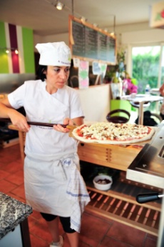 Après une cuisson rapide, ce sont toutes les senteurs de l'Italie et de la Provence, qui vont envahir Stellina Pizza.