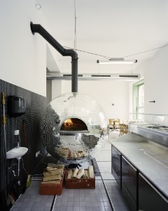 Le four en forme de boule à facettes est rotatif et offre, pendant la cuisson des pizzas, tout un spectacle. Le four en forme de boule à facettes est rotatif et offre, pendant la cuisson des pizzas, tout un spectacle.
