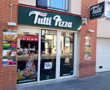 L'une des soixante boutique de pizza à emporter Tutti Pizza.