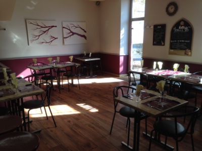 Suite à la reprise, Emilie Lhommeau a gardé l'employée du restaurant, qu'elle connaissait. Avec 30 couverts, un service à emporter et de la livraison, elles sont très organisées.