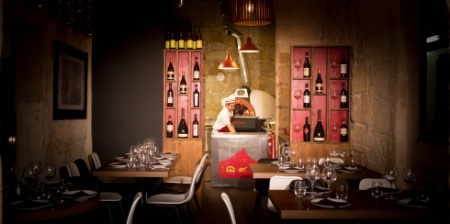 Le four à bois, élément central. Le chef a établi une carte de vins italiens (80 références) et va y introduire quelques crus bordelais.