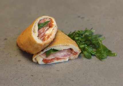 Les panzerotti sont de petits beignets italiens à base de pâte à pizza, qu'on mange avec les mains. Les panzerotti sont de petits beignets italiens à base de pâte à pizza, qu'on mange avec les mains.