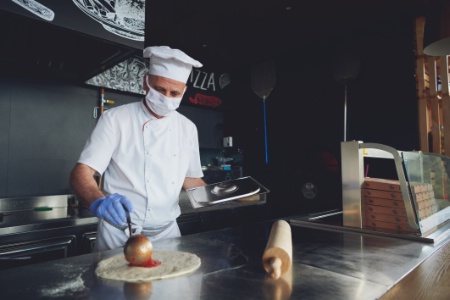 Aucune formation spécifique n'est obligatoire pour s'installer comme pizzaiolo, en dehors de la formation d'hygiène alimentaire et du permis d'exploitation.