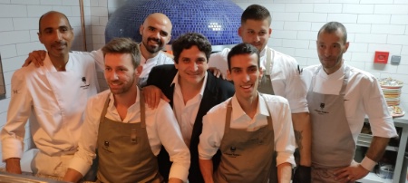 Le chef Mauro Colagreco, entouré de l'équipe strasbourgeoise de la pizzeria Pecora Negra. Le chef Mauro Colagreco, entouré de l'équipe strasbourgeoise de la pizzeria Pecora Negra.