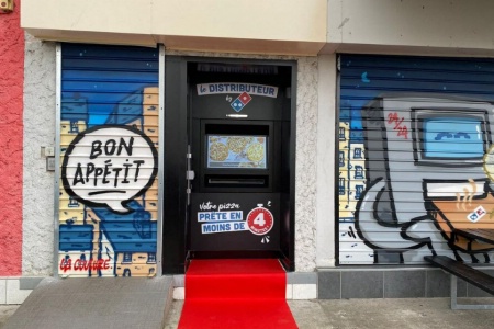 Domino's Pizza a ouvert son premier distributeur au monde à Lyon. Domino's Pizza a ouvert son premier distributeur au monde à Lyon.