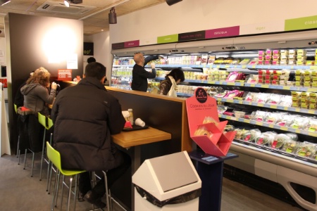 Un choix de plus de 400 références : sandwiches, salades, plats chauds, boissons ...
