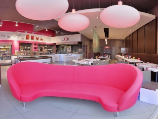 Jus de fruits, smoothies, glaces, salades, sandwiches, mais aussi wok et desserts élaborés. Oze tente de séduire à la fois les clients du midi et du soir en différenciant l’offre, l’ambiance et le service.