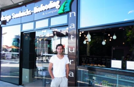 Avec l'enseigne Natura, Yann Rio invente le biofooding : “Nous apportons toute la dimension créative qui manque dans la restauration rapide”, explique-t-il. Avec l'enseigne Natura, Yann Rio invente le biofooding : “Nous apportons toute la dimension créative qui manque dans la restauration rapide”, explique-t-il.