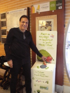 Nasser Khaghani invite ses clients à rapporter les anciens jouets vendus avec les menus enfants. Nasser Khaghani invite ses clients à rapporter les anciens jouets vendus avec les menus enfants.