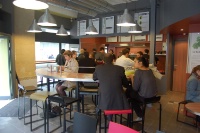 Un espace de 37 places assises, et le comptoir avec les différents choix d'ingrédients, au fond.