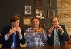 De gche à dte les trois personnes à la tête de Earl of Sandwich : Orlando Montagu, fils du 11e Earl of Sandwich, Robert Earl, fondateur de Planet Hollywood et Earl of Sandwich, et le 11e Earl of Sandwich, John Montagu, descendant direct du créateur du sandwich.