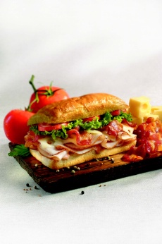 The Earl’s Club : dinde, poitrine fumée, fromage suisse, laitue, tomates romaines et sauce.