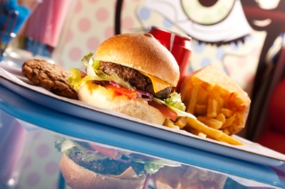 Le burger est préparé à la demande, la cuisson du steak est au choix.