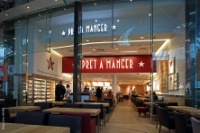 La première boutique de l'enseigne britannique Pret A Manger a ouvert lundi dernier au troisième étage du centre commercial Quatre Temps à La Défense (92). La première boutique de l'enseigne britannique Pret A Manger a ouvert lundi dernier au troisième étage du centre commercial Quatre Temps à La Défense (92).