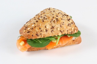 L'Amazone, sandwich créé par les frères Pourcel pour Délifrance : fromage frais aux herbes, échalote et aneth, noix d'Amazonie grillées, brunoise de concombre, truite fumée, pousses d'épinards et branche d'aneth.