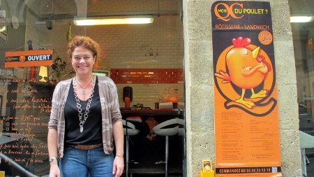 Dans le quartier Saint-Pierre à Bordeaux Ophélia Bazeugeaud  décline le meilleur du poulet dans un cadre inédit