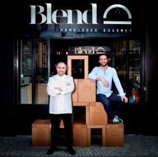 Yves-Marie Le Bourdonnec, boucher au Couteau d'argent, à Asnières-sur-Seine (92), et Victor Garnier, créateur de Blend hamburger gourmet.