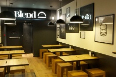 Déco en noir et blanc, tables et tabourets en bois chic, le concept dispose de 24 places assises.