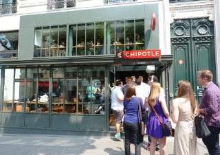 Une longue file d'attente se proliférait devant la première boutique parisienne Chipotle ce jeudi 24 mai 2012.