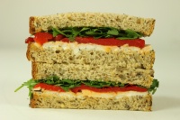 Un sandwich Bloomer poivrons marinés de chez Prêt à Manger.