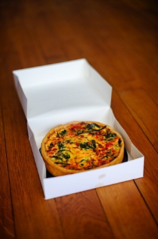 Tarte salée tomate, courgettes et mozzarella.