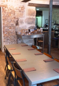 Dans un lieu épuré aux pierres apparentes, les clients peuvent déguster sur place sur deux longues tables d'hôtes (22 places)