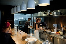 Au rez-de-chaussée, les clients peuvent manger sur la table d'hôte face à la cuisine.
