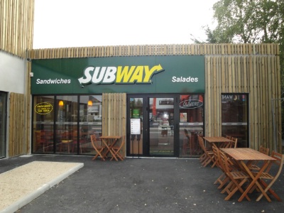 Implanté dans une vaste zone commerciale de la banlieue nantaise, la présence du 50e restaurant Subway dans la région permet de créer cinq nouveaux emplois. Implanté dans une vaste zone commerciale de la banlieue nantaise, la présence du 50e restaurant Subway dans la région permet de créer cinq nouveaux emplois.
