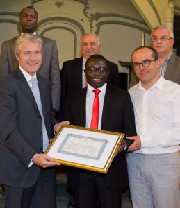 De haut en bas et de gauche à droite :Professeur Daniel Derivois psychologue clinicien, Docteur Fabien Squinazi médecin biologiste, Francis Caillaux directeur qualité du groupe Quick, Jacques-Edouard Charret Président du groupe Quick, Robert Ngueutsa et Bernard Issartel président du jury infectiologue. De haut en bas et de gauche à droite :Professeur Daniel Derivois psychologue clinicien, Docteur Fabien Squinazi médecin biologiste, Francis Caillaux directeur qualité du groupe Quick, Jacques-Edouard Charret Président du groupe Quick, Robert Ngueutsa et Bernard Issartel président du jury infectiologue.