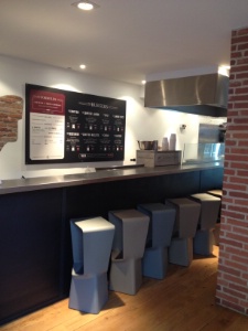Le premier établissement, inauguré en octobre 2011, sert 200 burgers par jour contre une centaine pour le second. Le premier établissement, inauguré en octobre 2011, sert 200 burgers par jour contre une centaine pour le second.