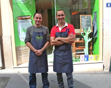 Yann Largenton et Loïc Gérald devant la boutique Pep's, rue du Chapeau Rouge, à Nantes. Yann Largenton et Loïc Gérald devant la boutique Pep's, rue du Chapeau Rouge, à Nantes.