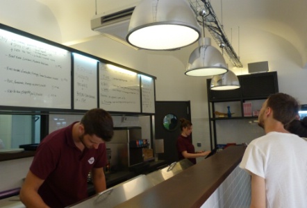 Le lieu est petit mais fonctionnel : un comptoir pour la préparation des sandwichs et un autre pour l'encaissement.