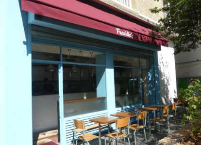 Emplacement fixe du Camion qui fume, le Freddie's Deli (Paris, XIe) propose des sandwiches minute.