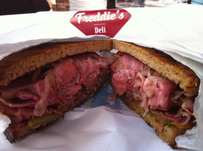 Sandwich Goodman (11 €) : pain croustillant avec boeuf fumé, cornichons, moutarde américaine.