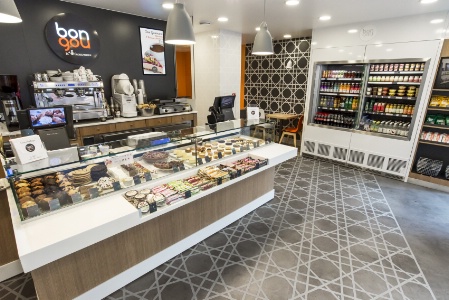 Une vente de produits salés et boissons / desserts en verrines en vitrine libre service avec produits d'impulsion caisse salés et sucrés pour augmenter le ticket moyen. Une vente de produits salés et boissons / desserts en verrines en vitrine libre service avec produits d'impulsion caisse salés et sucrés pour augmenter le ticket moyen.