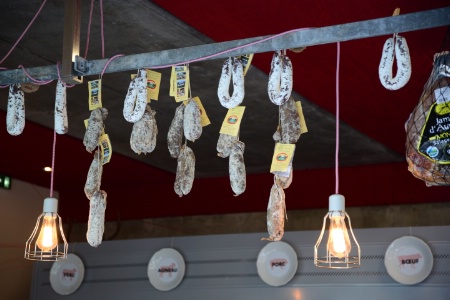 En dehors des heures de service du midi, Persillé se transforme en véritable boucherie : ici, des saucissons sont supendus.