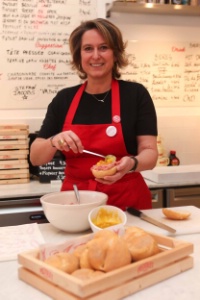 Valérie Lepla au comptoir de son Pistolet original, à Bruxelles. Valérie Lepla au comptoir de son Pistolet original, à Bruxelles.