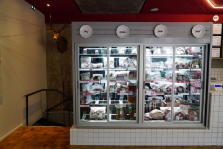 La viande est vendue sous-vide (DLC 15 jours) et étiquetée en libre-service dans des vitrines réfrigérées. Origine 100 % France.