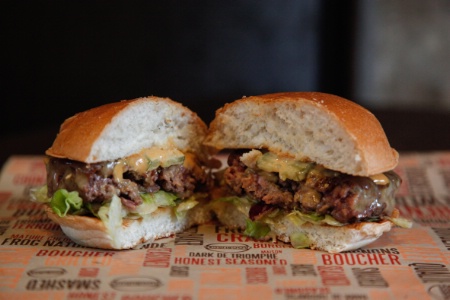 Selon The NPD Group, le burger est le deuxième produit le plus consommé pour les fêtes, après les viennoiseries, et avant les desserts. Selon The NPD Group, le burger est le deuxième produit le plus consommé pour les fêtes, après les viennoiseries, et avant les desserts.
