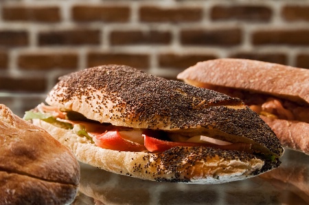 Le produit de base du cocnept : un plat cuisiné entre deux tranches de pain, soit un sandwich cuisiné.