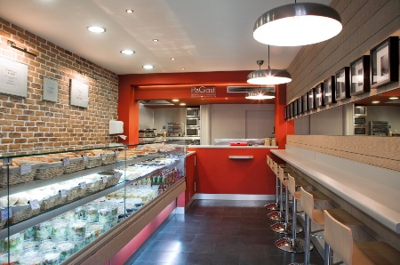 L'architecture d'une unité PeGast : un comptoir avec l'offre produits, un point encaissement avec la cuisine aux arrières, et un espace restauration assise (jusqu'à 60 maximum en centre-commercial).