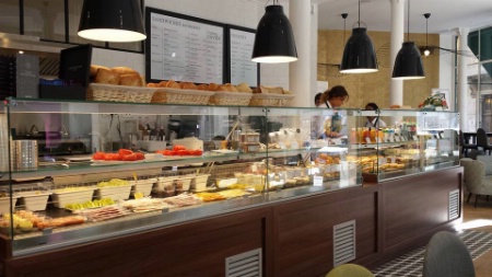 Le circuit client revient à ses origines : la file d'attente se fait le long du comptoir avec une vue directe sur le processus de l'élaboration de son sandwich sur-mesure.