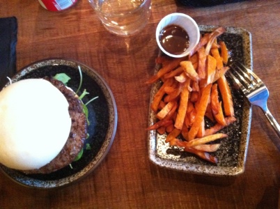 Les frites de patates douces de chez Siseng (Paris), une alternative colorée aux frites de pommes de terre.