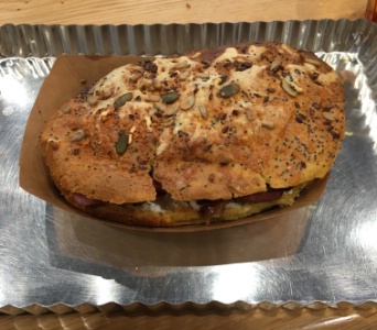 Chez Bulliz, la gougère se transforme en sandwich.