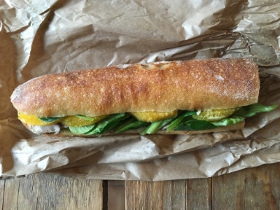Les sandwichs de la nouvelle boulangerie Terroirs d'avenir : ici, veau, mâche et suprêmes d'orange.