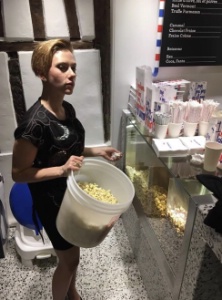 Scarlett Johansson dans sa boutique du Marais, Yummy Pop.