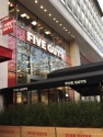 Five Guys ouvre son plus grand restaurant au monde... sur les Champs-Elysées